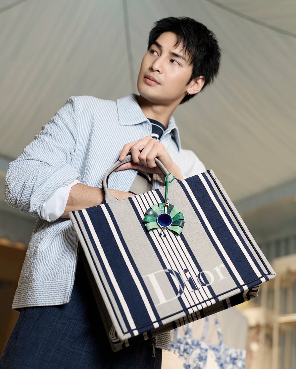 LoveyouApo's tweet photo. @ApoNattawinofc @Nnattawin1 @Dior สุดหล่อของคอลลีค
คุณชาย ดิออร์ #starindior
The sun is out ☀️ and #DiorRiviera has arrived 🌴🍦💕⛵️
@dior’s annual summer collection
#StarinDior
#ApoNattawin https://t.co/p9XfGda6bo