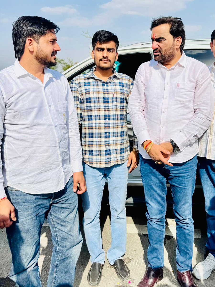 PremSinghBaird's tweet photo. ना हमने सुरक्षा मांगी थी और ना मुझे चाहिए । 
मेरी सुरक्षा देश का नौजवान करता है ।- @hanumanbeniwal जी 
#राजस्थान_का_CM_मुर्खाधिराज https://t.co/AQFYGoWnBh