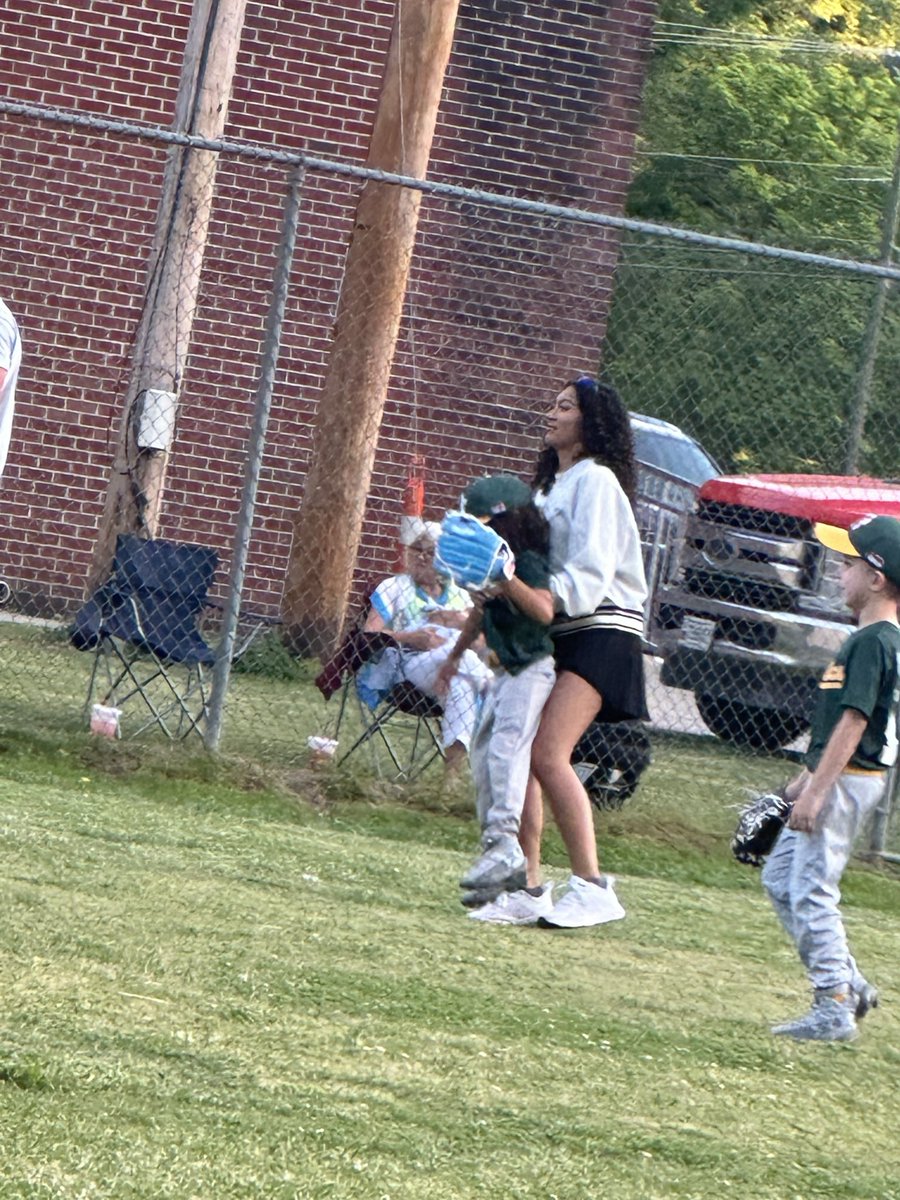 KoleighB003's tweet photo. Helping my brother at his T-ball games, after practice.

Family is everything! 

#softballrecruiting #classof29 https://t.co/Yhy1FWbzjk