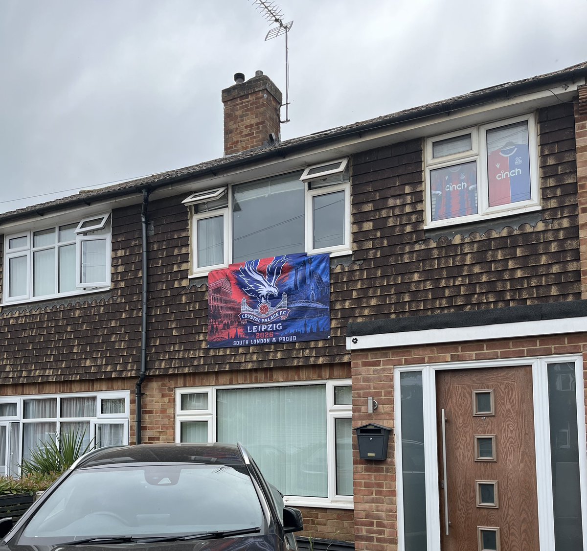 ArthurWaitDM's tweet photo. I’m home from Leipzig and the outside of the house is being decorated ❤️💙 https://t.co/BaaW4BbkXZ