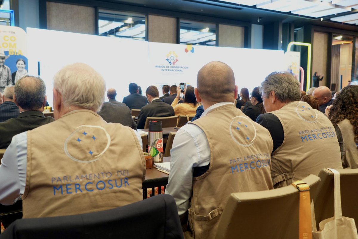 PARLASUR's tweet photo. #Colombia2026 🗳️🇨🇴 Los Observadores Electorales del #PARLASUR participan del encuentro con organismos internacionales y expertos electorales, invitados por el @CNE_COLOMBIA, para dialogar sobre la logística electoral para este domingo. #Colombia2026 https://t.co/wYi867coV7