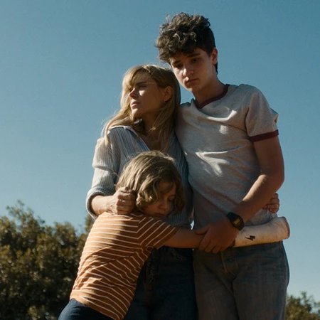 CINEMA505's tweet photo. O aclamado 'Pequenas Criaturas', de Anne Pinheiro Guimarães, estreia em 23 de julho nos cinemas.

Ambientado em Brasília, no ano de 1986, quando o Brasil ainda vivia os primeiros passos da redemocratização, o drama acompanha a chegada de Helena (Carolina Dieckmmann) e seus dois filhos a uma cidade em formação, feita de concreto, céu aberto e gente vinda de todos os cantos do país, tentando começar de novo. Enquanto seu marido viaja a trabalho, eles encaram uma rotina desconhecida com a certeza de que nada será como antes.