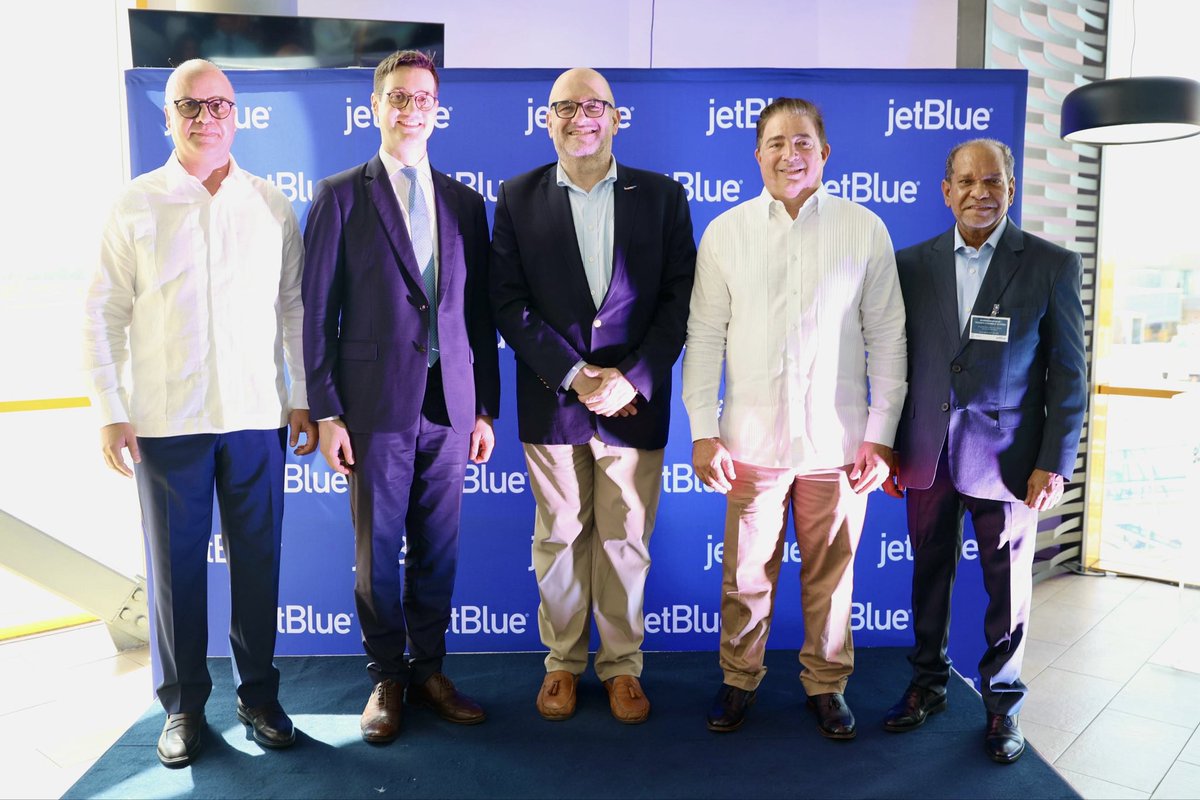 irodriguezduran's tweet photo. Agradezco a los ejecutivos de la aerolínea internacional JetBlue, por la invitación para recibir en el Aeropuerto Internacional Las Américas José Francisco Peña Gómez, el avión “Quisqueya la Bluebella”. En el año 2025 está operadora movilizó 3,821,490 pasajeros, reafirmando su impacto en el desarrollo del turismo y la conectividad del país. ✈️🇩🇴
