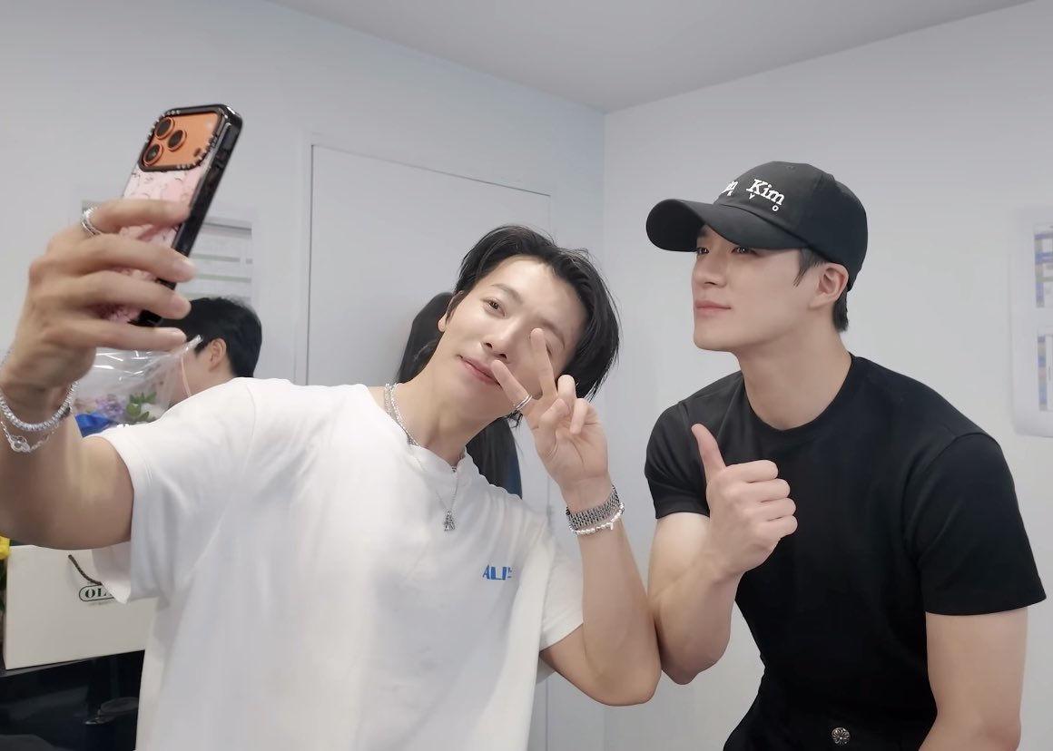 LJNFEED's tweet photo. JENO @ ALIVE Concert Behind 💙 https://t.co/JExXiyRlTq