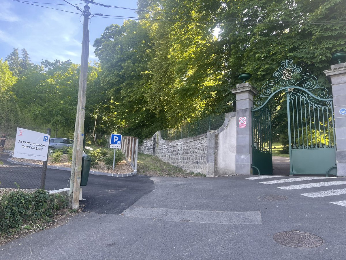 VChamalieres's tweet photo. #Chamalieres
#Stationnement 

✅ Inauguration par le Maire @LGiscardEstaing du nouveau parking  Bargoin/St Gilbert, rue bellevue,  sur l’entrée bas du magnifique parc Bargoin, situé à 100% sur la commune.
✅ 8 places gratuites (disque bleu) + arceaux vélos et 2 roues motorisés https://t.co/r9L6EaLahp