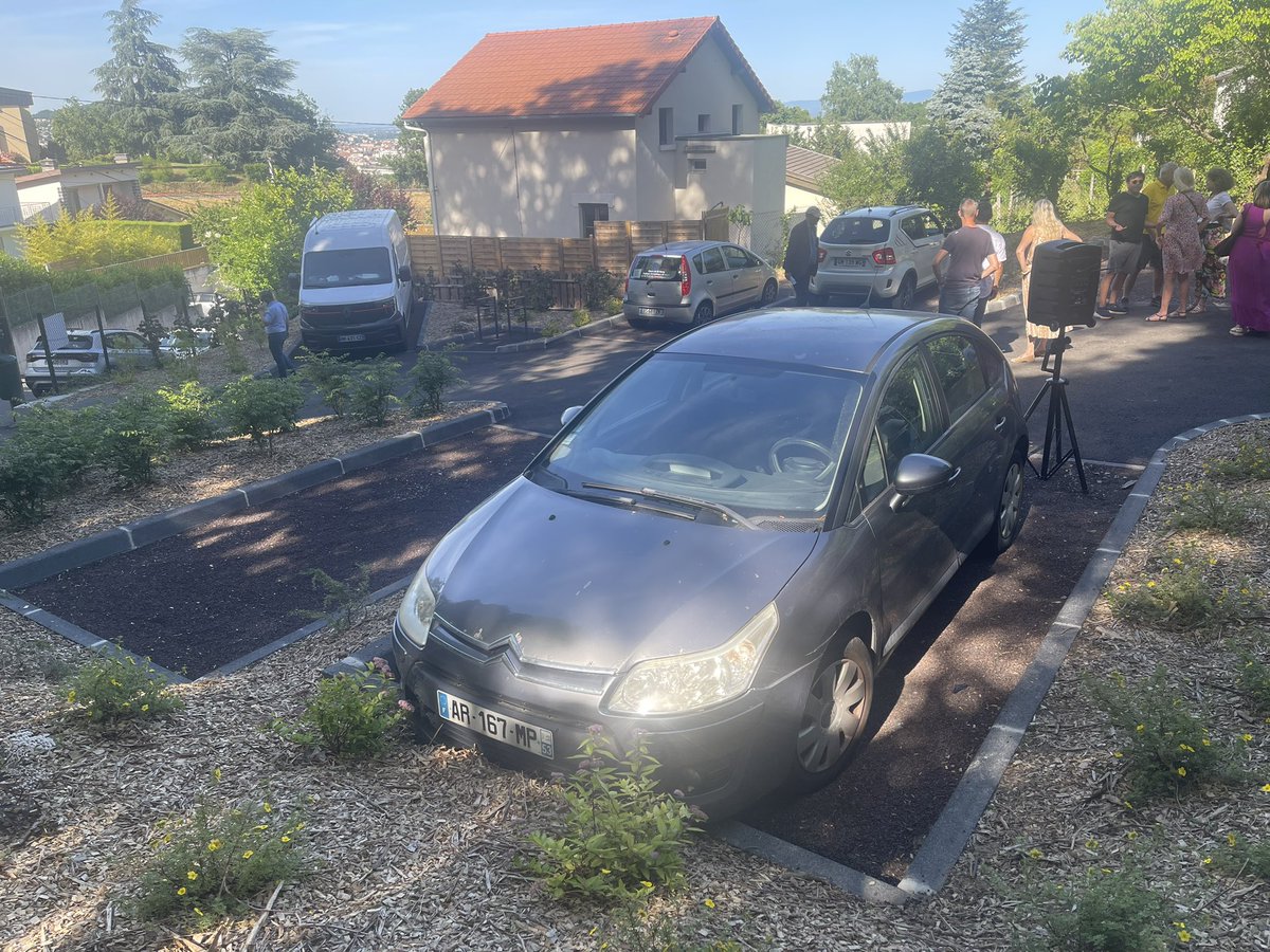 VChamalieres's tweet photo. #Chamalieres
#Stationnement 

✅ Inauguration par le Maire @LGiscardEstaing du nouveau parking  Bargoin/St Gilbert, rue bellevue,  sur l’entrée bas du magnifique parc Bargoin, situé à 100% sur la commune.
✅ 8 places gratuites (disque bleu) + arceaux vélos et 2 roues motorisés https://t.co/r9L6EaLahp