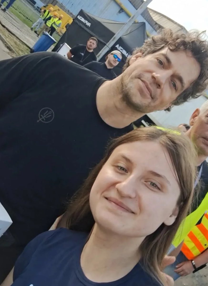 dmtyonce's tweet photo. Henry: 43 anos, com a cara inchada de sono pq foi trabalhar cedo e mesmo assim foi super carinhoso falar com seus fãs

Cagatay: 35 anos, gordo e não gosta dos fãs https://t.co/hTq8gms1aT