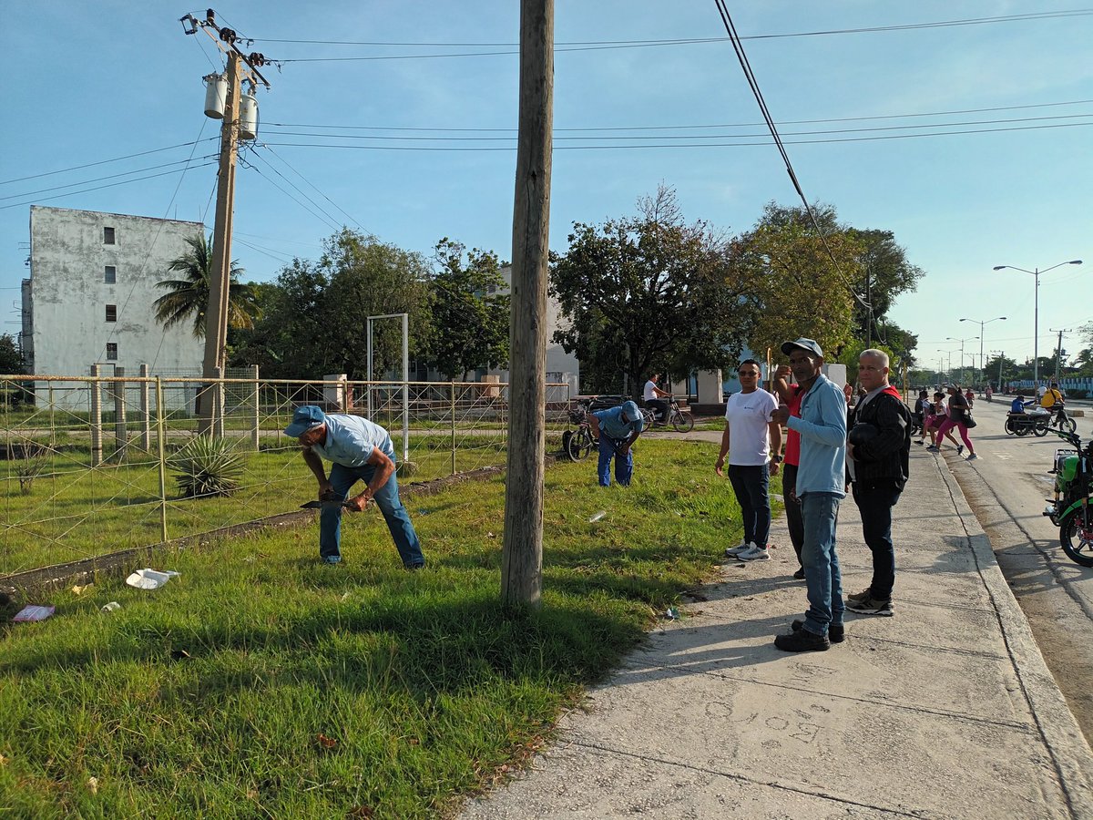 ETECSAGranma's tweet photo. Hoy continuamos apoyando labores de limpieza y embellecimiento de nuestra ciudad #Bayamo @FonsecaOsmely https://t.co/sGbcLQ3Opj
