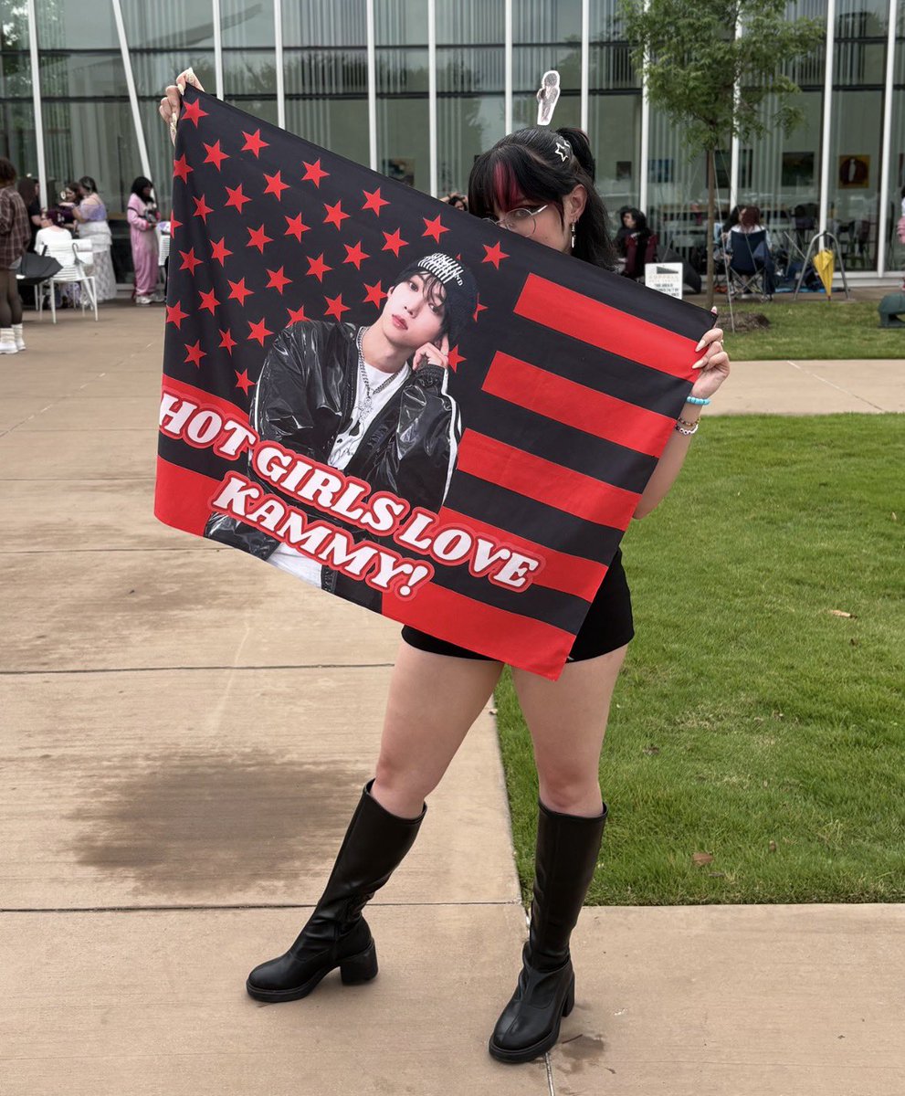 strwbbygrl's tweet photo. 2 Years, 4 Tour Stops, 3 Cities, and 1 Flag!!! 

Hot Girls Will Always Love Kamden ❤️

#borntodefinetour2026 https://t.co/BfcE7CTeH0