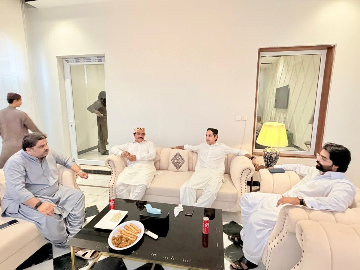 kalonadeem1's tweet photo. ايم پي اي ضلع صدر سيد اعجاز حسين شاه بخاري پاڪستان پيپلزپارٽي ضلع جنرل سيڪريٽري ايم پي اي خرم ڪريم سومرو يوٿ ضلعي سيد  سلال حسين شاه بخاري
قمر زمان هائوس تي ايم اين اي سيد نويد قمر ۽ صوبائي صلاحڪارسيد قاسم نويد قمر زمان شاه سان عيد ملندي @KhurramKSoomro @naveedqamarmna @qnqamar https://t.co/XDjk9l19xc