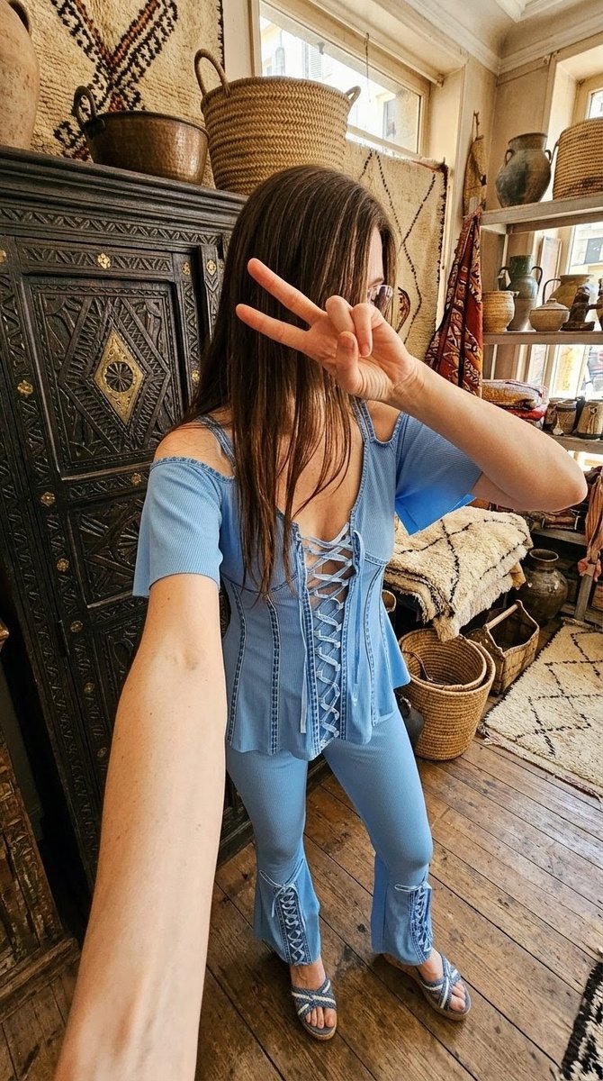 Vibration_Chic's tweet photo. ✨j’étais venue regarder deux trois tissus…je crois que je suis repartie avec une humeur entière 🌿✌️💙”#BohoStyle #PeaceAndLove #RetroVibes #HippieSoul #BohemeMood #VintageSpirit #CozyEnergy #FreeSoul #OOTD #SoftVibes 🌿💙 https://t.co/crob1MF0Rp