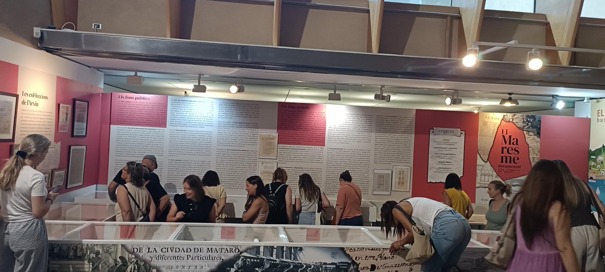 acmaresme's tweet photo. 👂Aquest matí els alumnes del  CP Activitats de Gestió Administrativa que imparteix el Servei d’Ocupació de #Mataró (SOM) han visitat les instal·lacions de l'#Arxiu i consultat una selecció documental 
#XAC @patrimonigencat @matarocat @ccmaresme  @CostaBcnMaresme @visit_mataro https://t.co/XBoJa6iGK6