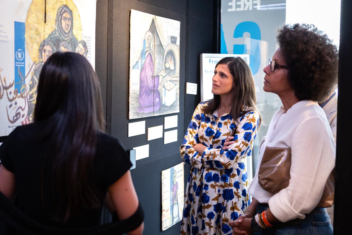 CaroitEleonore's tweet photo. Hier, j’ai participé au lancement de l’exposition « Gaza, récit d’espoir et de résilience », organisé par le Programme alimentaire mondial avec le soutien de l’Union européenne. 

Cette puissante exposition est une leçon d’humanité. Elle nous rappelle la réalité de la situation à Gaza, qui reste insoutenable. Elle met des visages derrières les chiffes vertigineux qui nous reviennent de Gaza. Elle adresse un message universel : celui de l’espoir et de la dignité. 

La France continue d’appuyer les efforts humanitaires en cours. Ce sont 400 tonnes d’aide humanitaire qui ont pu être acheminées avec notre appui dans l’enclave. Nous appelons à un accès de l’aide humanitaire complet et sans entraves, afin de répondre aux besoins criants.

Bravo à l’artiste Ahmed Muhanna pour cette exposition particulièrement émouvante. 

Ne fermons pas les yeux. La situation à Gaza nous oblige.