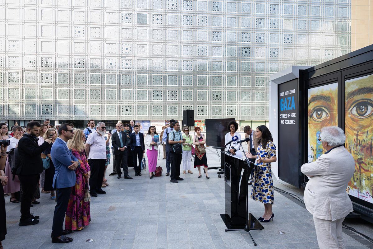 CaroitEleonore's tweet photo. Hier, j’ai participé au lancement de l’exposition « Gaza, récit d’espoir et de résilience », organisé par le Programme alimentaire mondial avec le soutien de l’Union européenne. 

Cette puissante exposition est une leçon d’humanité. Elle nous rappelle la réalité de la situation à Gaza, qui reste insoutenable. Elle met des visages derrières les chiffes vertigineux qui nous reviennent de Gaza. Elle adresse un message universel : celui de l’espoir et de la dignité. 

La France continue d’appuyer les efforts humanitaires en cours. Ce sont 400 tonnes d’aide humanitaire qui ont pu être acheminées avec notre appui dans l’enclave. Nous appelons à un accès de l’aide humanitaire complet et sans entraves, afin de répondre aux besoins criants.

Bravo à l’artiste Ahmed Muhanna pour cette exposition particulièrement émouvante. 

Ne fermons pas les yeux. La situation à Gaza nous oblige.