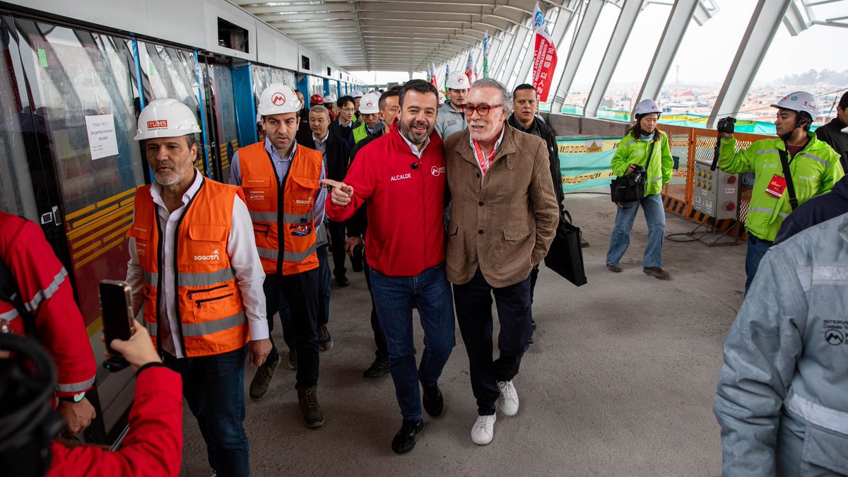 Bogota's tweet photo. A quienes aman, sueñan, se inspiran y cuentan todos los días las historias de Bogotá, hoy el Metro les dio la bienvenida. 🚝✨
#BogotáModoMetro https://t.co/d1FcEQwOWq