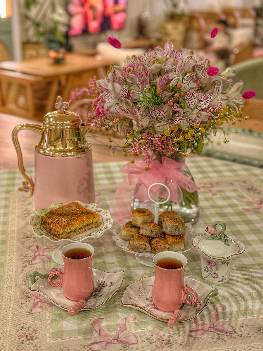 NMahdya's tweet photo. مهم ترین داشته ی هر ادمی
ذوق اون ادمه برای زندگی🌱
ذوقش برای دم کردن چای و ریختن تو فنجونی که سال ها تو کمد بوده که یه روزی برای مهمون خاص استفادش کنه🌱
ذوق برای دیدن خنده ی از ته دل عزیزت🌱
اره جان دلم ذوق زندگی و داشته باشیم و شوق برای ادامه دادن
از فردا کسی خبر نداره :)🎀 https://t.co/nI5Vs1onoL