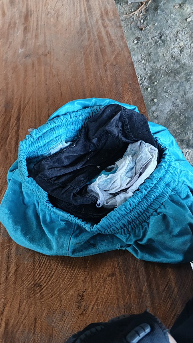 BlueHunter008's tweet photo. Pumunta ako sa farm para echeck yung pinaputol kong mga kahoy. Wala yung mga trabahador dahil umuwi pala. Ito yung nakita ko sa barracks. Gamit na brief ng isang tatay.
Iniwan na naman ng hindi nilalabhan. Amoy barako. #briefetish #usedbrief https://t.co/rzBqVmVM6h