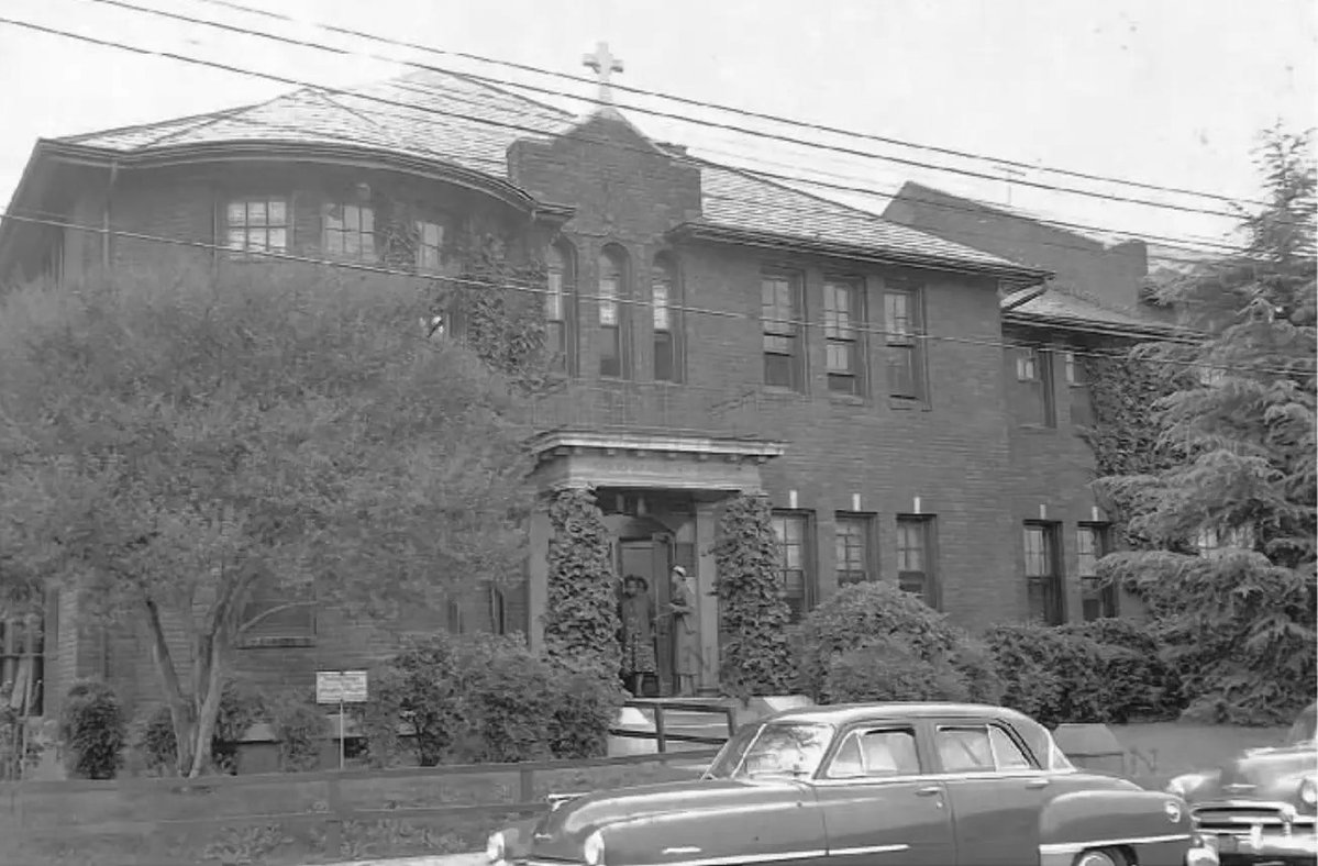 thecharpost's tweet photo. Good Samaritan Hospital’s legacy has a new recognition.
The Charlotte hospital, the first in North Carolina to treat Black patients, was commemorated May 28 with a state road marker sponsored by the N.C. Department of Natural and Cultural Resources.
https://t.co/ixXTqnzwBc https://t.co/AbExI1sAPR