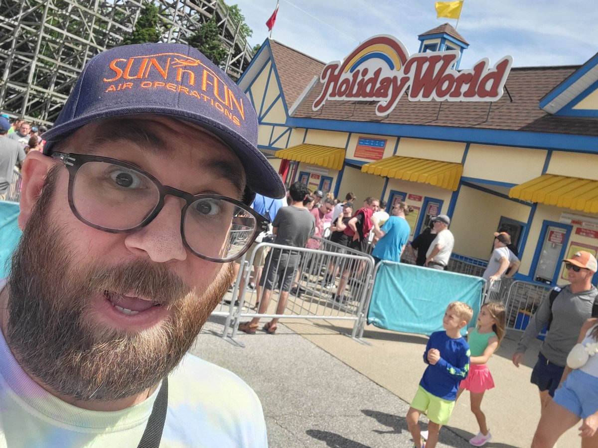 zashier's tweet photo. Made it to Indianapolis! First stop is a trip to Holiday World 🎅 https://t.co/5Rl6Y48yr0
