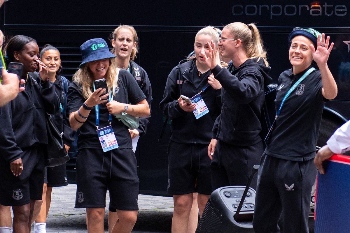 EvertonWomen's tweet photo. Loving the welcome party in Brentford! 😄 https://t.co/qmdOG7FZTW