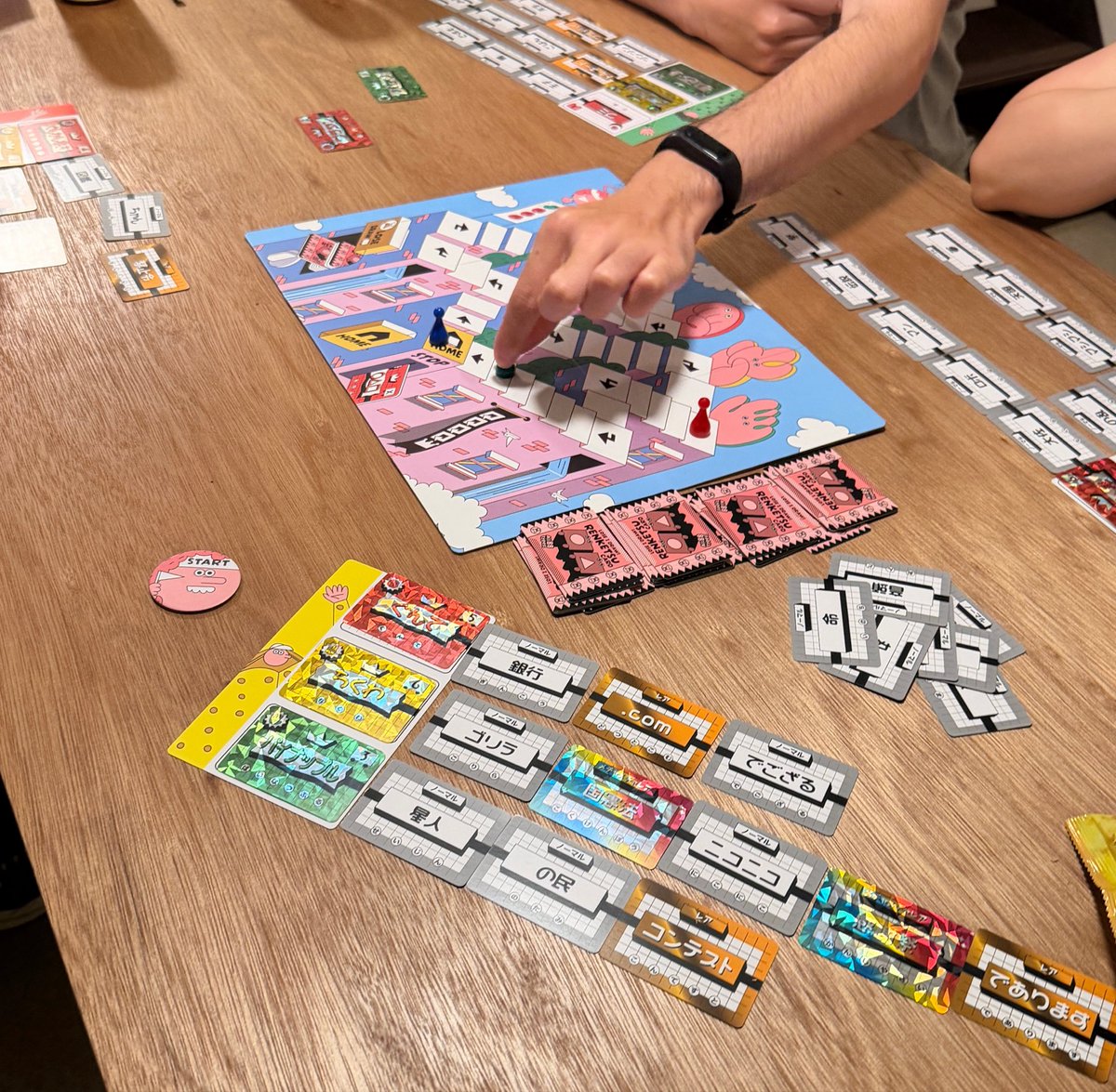 tomokihara's tweet photo. 北千住ゲーム会でやった@ClaGlaLtd さんの「グミチョコパパイヤレボリューション」が楽しかったです！駆け引きが生まれてじゃんけんが白熱する感じや、たまにキラキラのレアカードを引けるのも素敵。

BitSummitでゲームマーケットには行けてなかったのですが@bodogebu_After 君のおかげで遊べました https://t.co/NUXlW9td9h