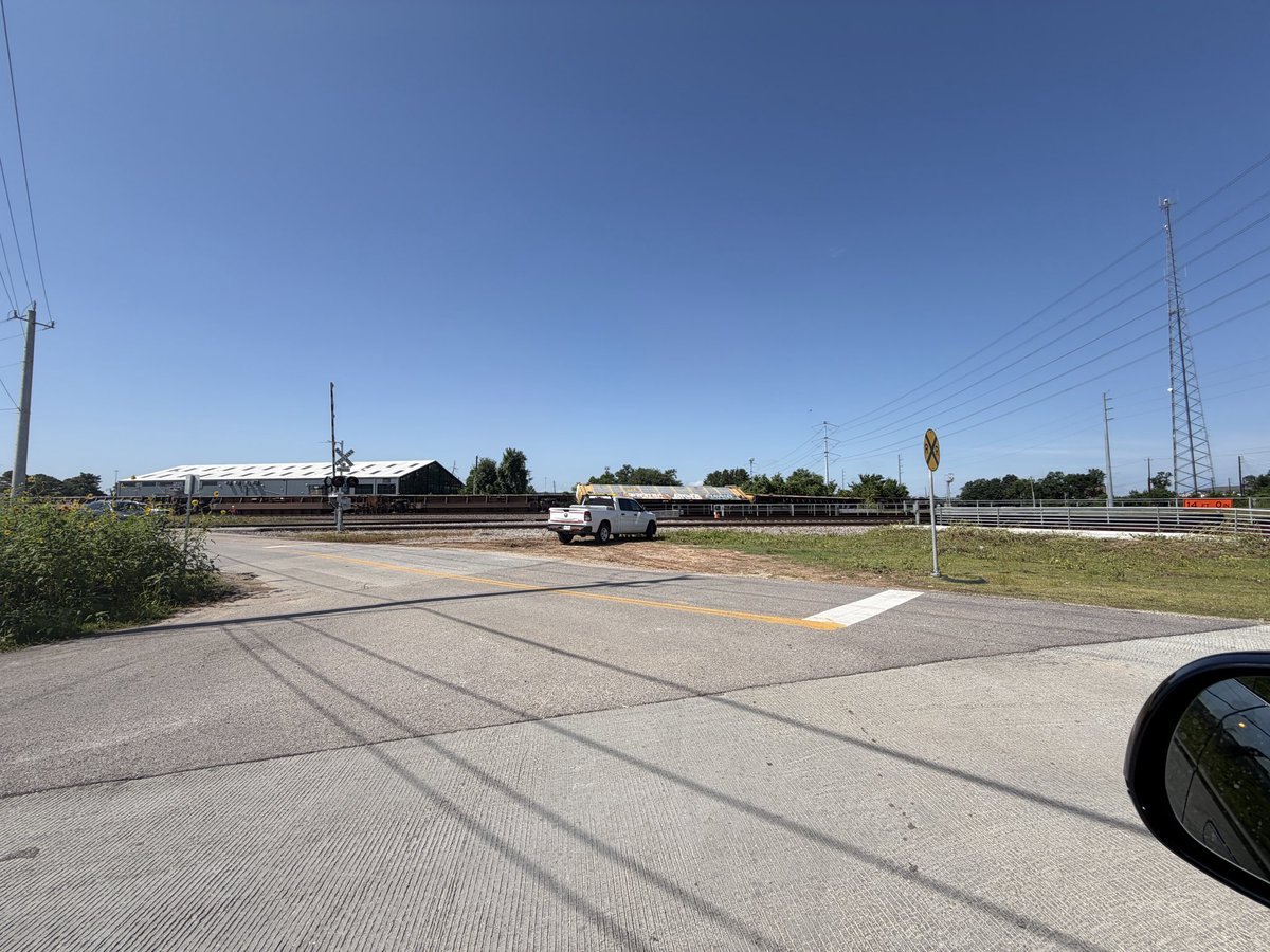 Customhomeshtx's tweet photo. Train derailed in Houston @ive_m5 https://t.co/C95u29RROI