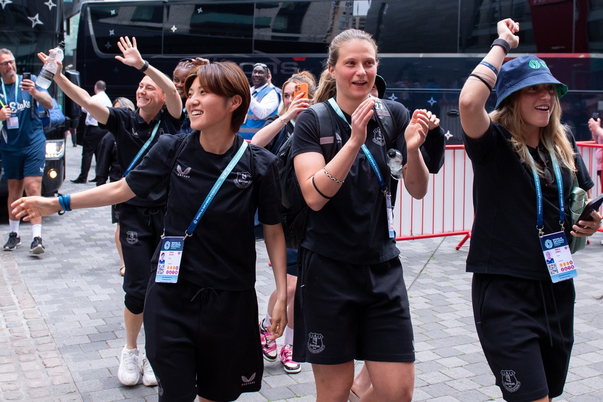 EvertonWomen's tweet photo. Loving the welcome party in Brentford! 😄 https://t.co/qmdOG7FZTW