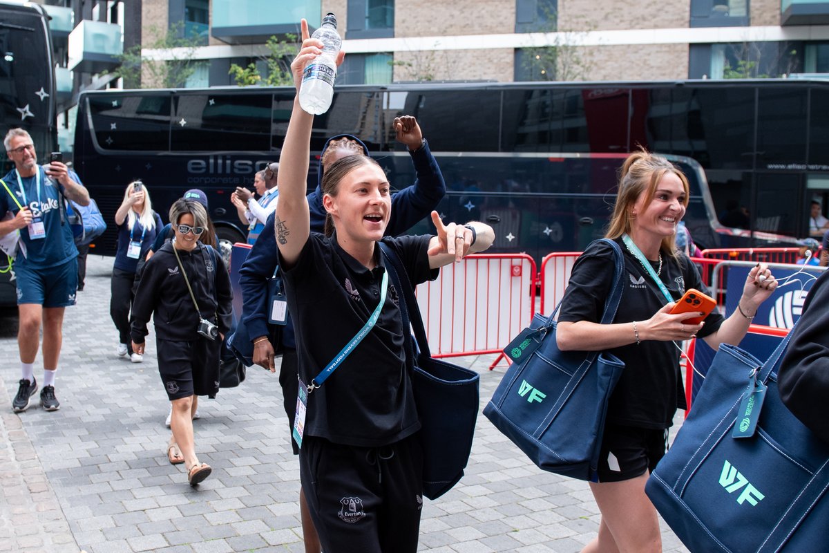EvertonWomen's tweet photo. Loving the welcome party in Brentford! 😄 https://t.co/qmdOG7FZTW