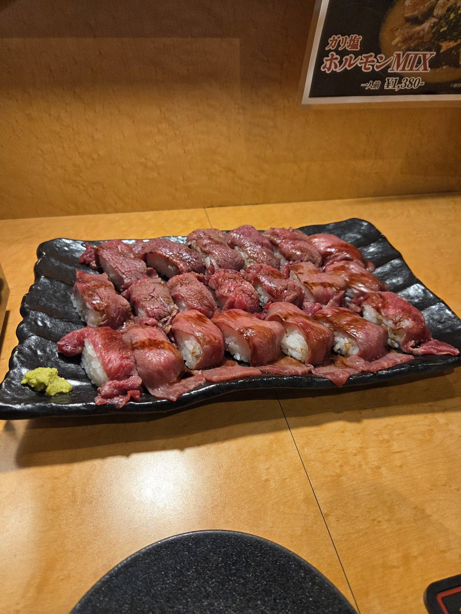 meequeen's tweet photo. 今日は29(肉)の日なので肉寿司が一貫29円だった🥩
他のメニューワンオーダー制だったけど25貫とカルビやらハートやら食べて2500円は安すぎた🤤 https://t.co/qmZcoCeLGH