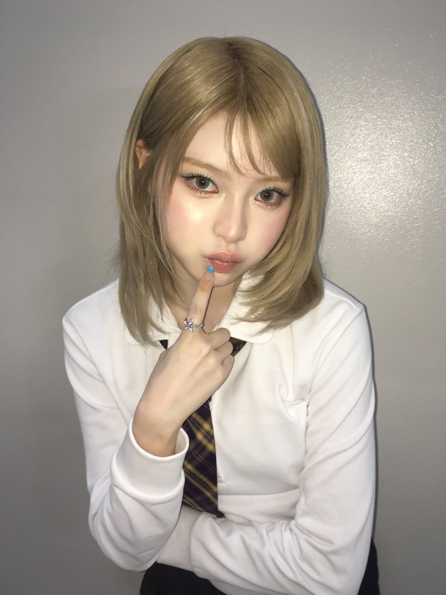 hfaeum's tweet photo. Something about this aura that feels calm yet undeniably powerful, as if confidence naturally appears without needing to ask for it with the tiniest sparkle gaze, I could feel the charm. https://t.co/EFBCL0Bmdj