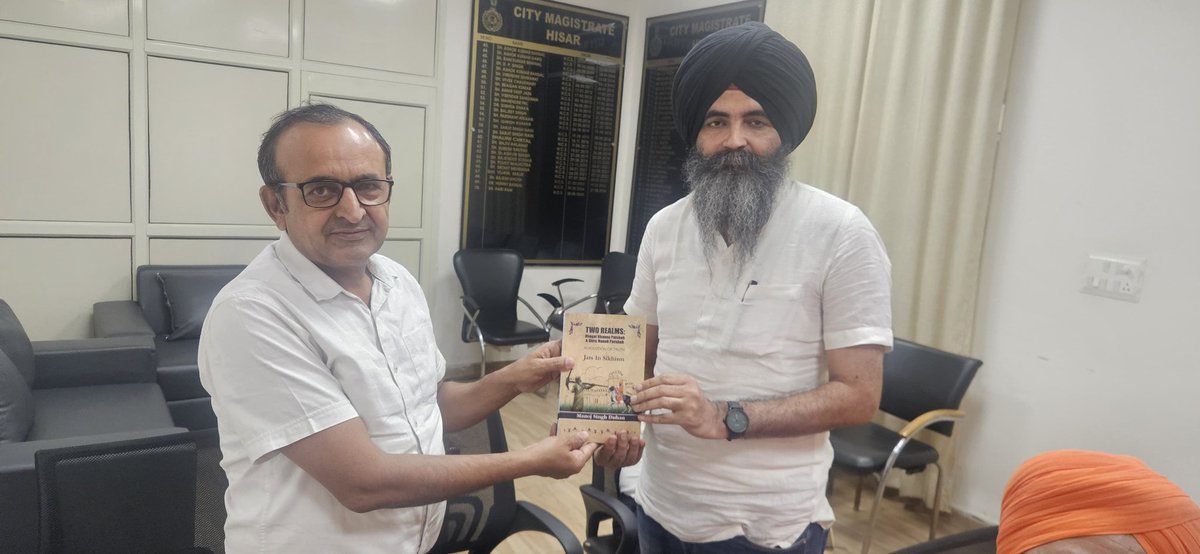 ManojSinghDuhan's tweet photo. Today I presented my book on Dhanna Bhagat ji to SDM Dr. Ashveer Nain of Barwala, Hisar, and City Magistrate Dr. Subash Chandra of Hansi. https://t.co/8U9NlddrKk