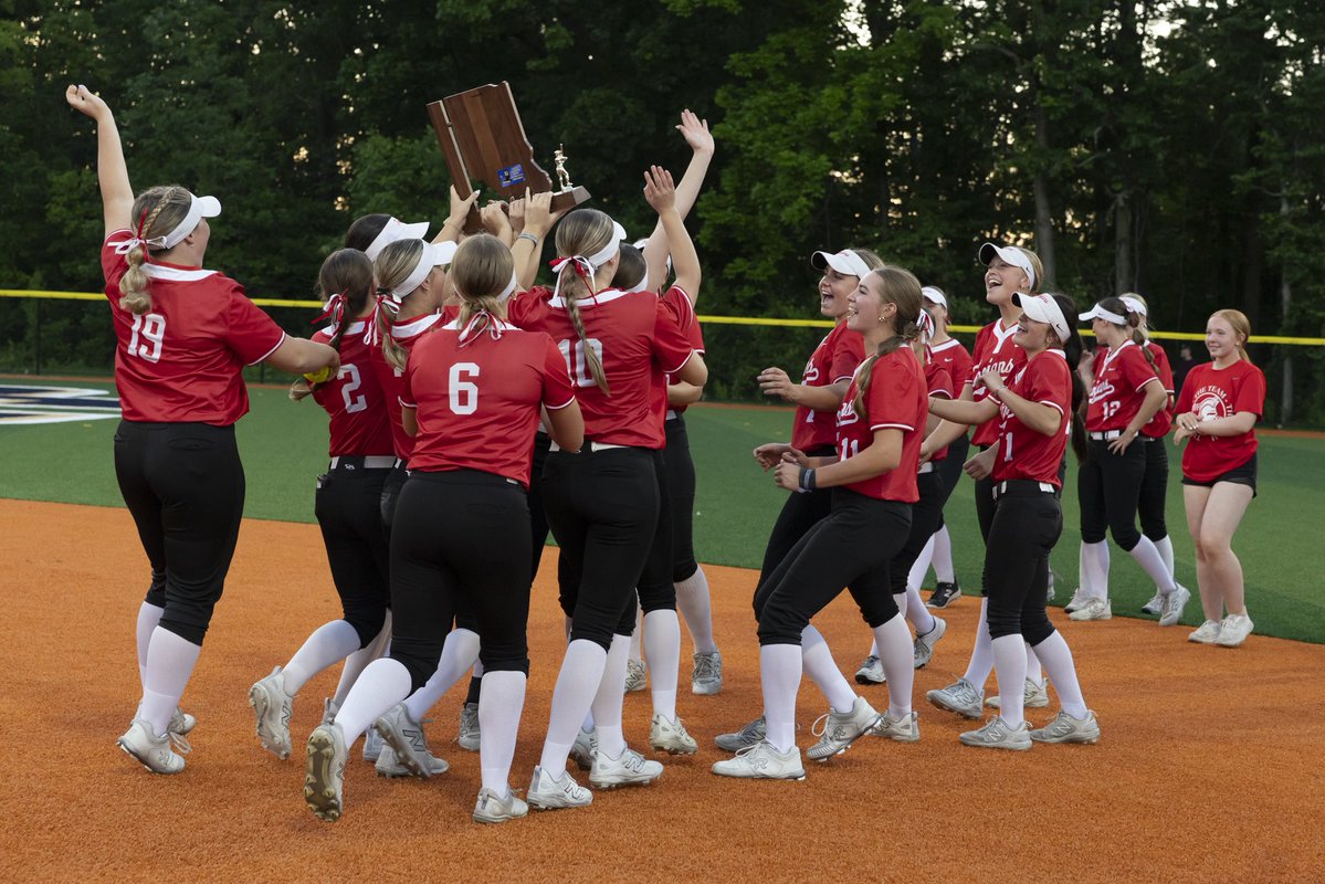 CGSportsNetwork's tweet photo. 🏆SECTIONAL CHAMPIONS!

No. 5 CG captured its 27th sectional title &amp; 3rd straight with a 13-3 win over Mooresville!

💥Callie Johnson: Double, 3 RBI
💥Kiersten Hardin: 3-for-3, 2 RBI
💥Brynn Meyer: 2 hits, Triple, RBI

🎯Riley Fuhr earned the win in the circle.

📸 Connie Etter https://t.co/afYcvqpdRY