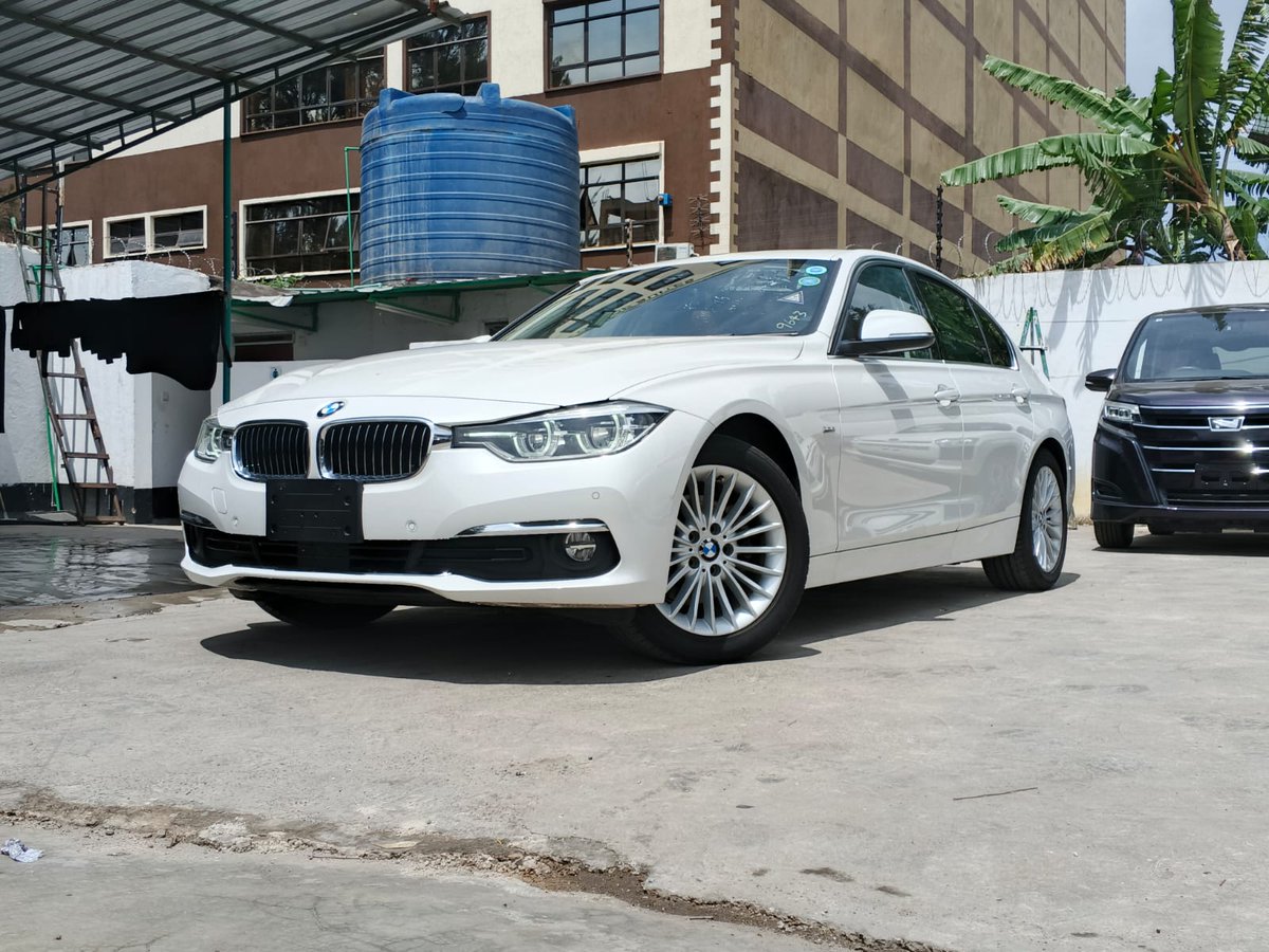 BeyondTarmac's tweet photo. √ 2018 BMW 320i 🇩🇪
√ KSh3.1 Million
√ Fuel Tank: 60L
√ Mileage: 47,084km
√ Location: Nairobi 🇰🇪 (Ngong Rd)
√ +254733665551
√ sales@beyondtarmac.co.ke

√ 2.0-litre 4-Cyl Turbocharged Petrol
√ 181bhp/290Nm
√ 8 AT
√ RWD

√ Leather Seats
√ Sunroof
√ Wood Grain Trim https://t.co/2SrfQLa2jy
