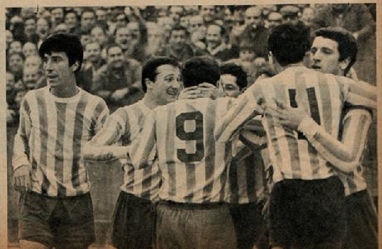 RacingClubRetro's tweet photo. 29 de mayo de 1966: el equipo de José festeja del gol de JJ Rodriguez en el triunfo Racing 1 - Colón 0. Fecha 13 del torneo argentino https://t.co/HdGvFgxqKM