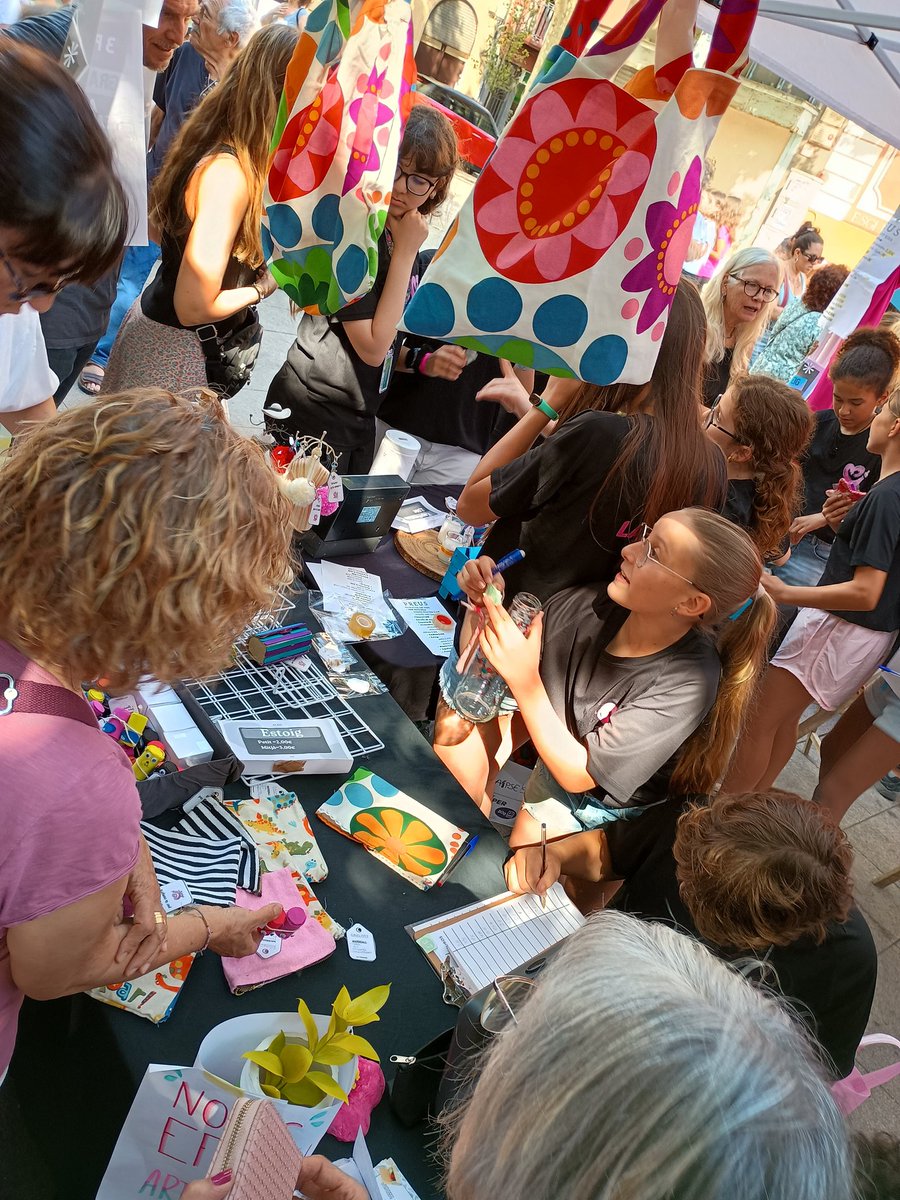 EducacioMataro's tweet photo. Les cooperatives escolars de #Mataró que participen al #CuEmE  han estat a la plaça de Santa Anna exposant i venent els productes que han creat amb materials reciclats

@educadiba @matarocat https://t.co/s0TFf2kGhJ