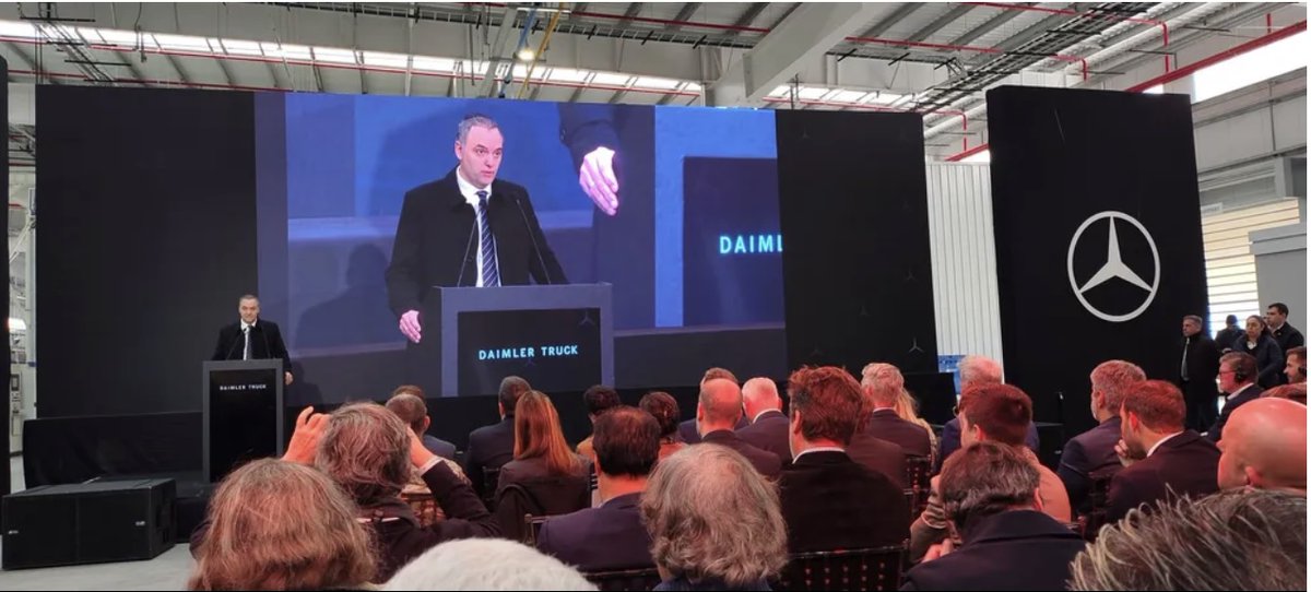 FabianWaldman's tweet photo. Bienvenido el estado sosteniendo empresas y sus trabajadores.
Mientras las automotrices se van una se queda y crea una nueva línea para camiones. Mercedes Benz inauguró instalaciones que coinciden con la compra futura de UNIMOG.
Ahora llegan de Alemania, luego serán nacionales.