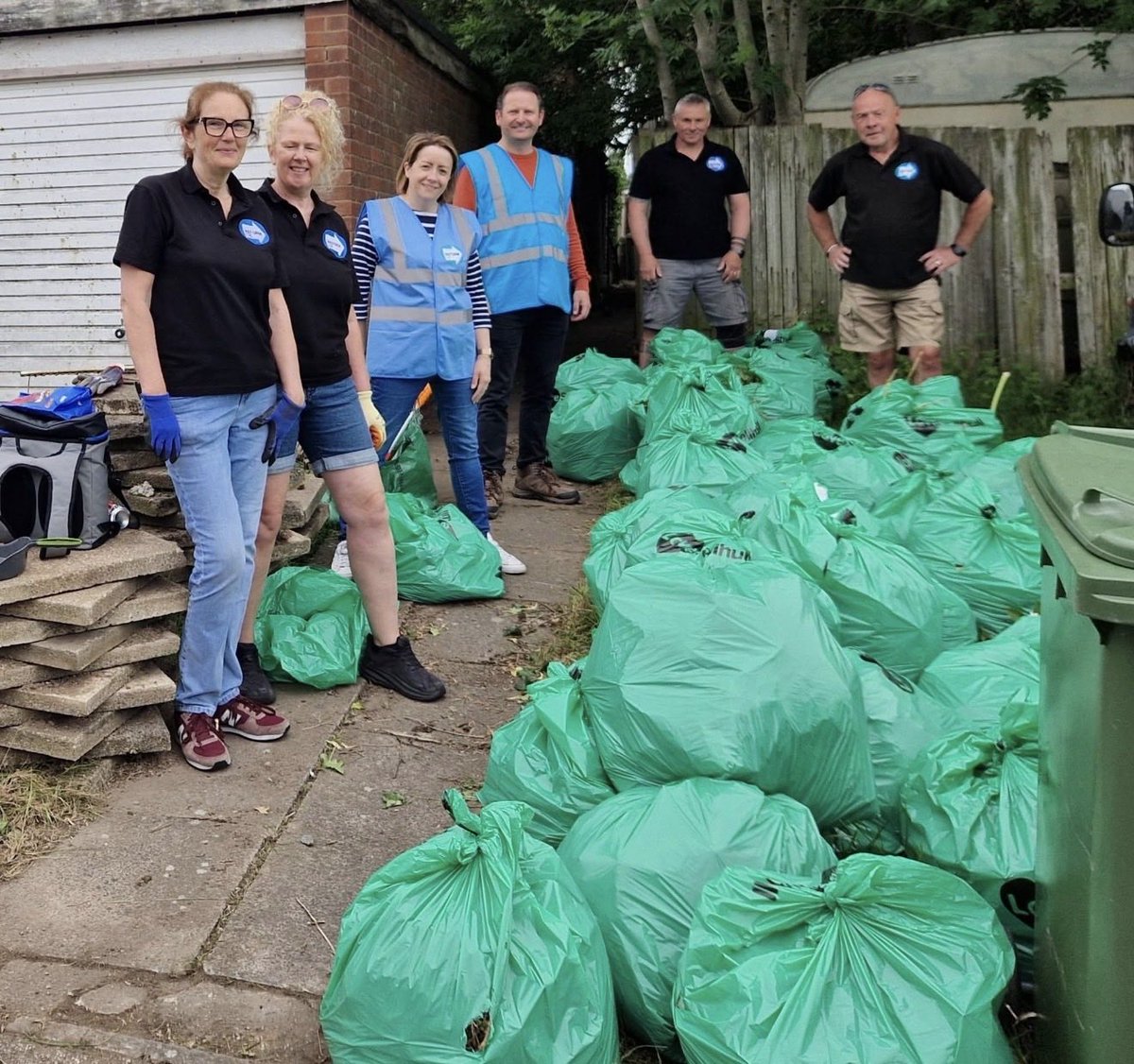 Gethens's tweet photo. Family, Community, and Country are the three values we stand for at Reform UK.

Today in Smith’s Wood, we helped clear access to a resident’s home so her disabled sister can visit safely in her wheelchair.

We’re always happy to help our residents and will continue doing whatever we can to support our community.

#SmithsWood #ReformUK #Community