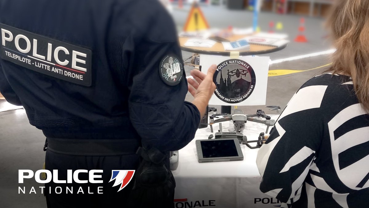 PoliceNat63's tweet photo. Clermont-Feira J+2.
Aujourd’hui, le stand de la DIPN 63 a accueilli de nombreux visiteurs montrant un grand intérêt pour la Police Technique et Scientifique ainsi que pour la Brigade des Moyens Aériens (drones / lutte anti-drone). L'occasion d'échanges riches et instructifs. https://t.co/f4MxmcNsNH