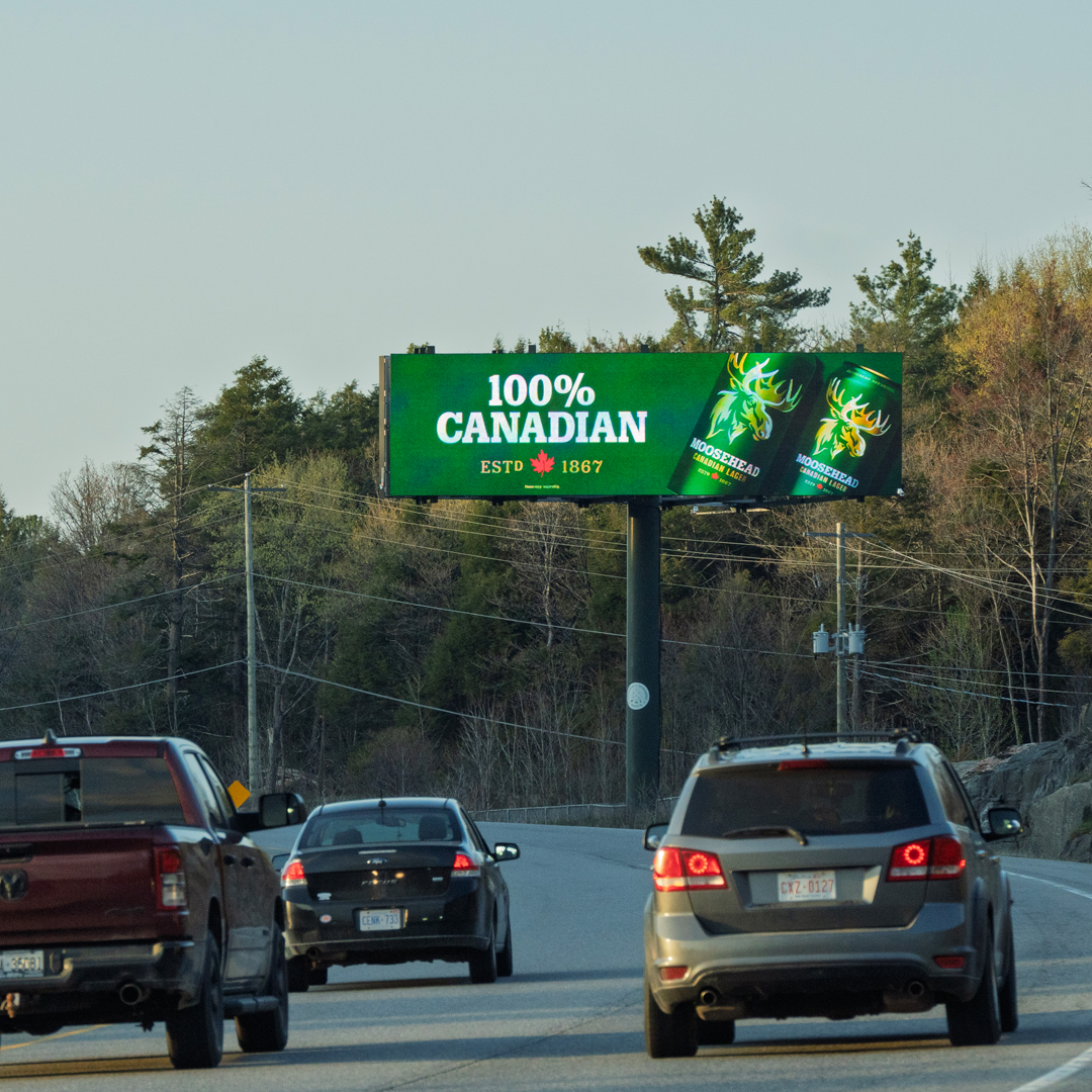 AbconMedia's tweet photo. Heading north this weekend? 🌲🚘 We’ve officially taken over cottage country with our latest digital billboard campaign for @Moosehead!

Spot the Canadianest beer ever on Hwy 400, Hwy 11, and in Huntsville. Crack a cold one! 🇨🇦🍻 #Muskoka #DOOH https://t.co/jk3uzoNes1