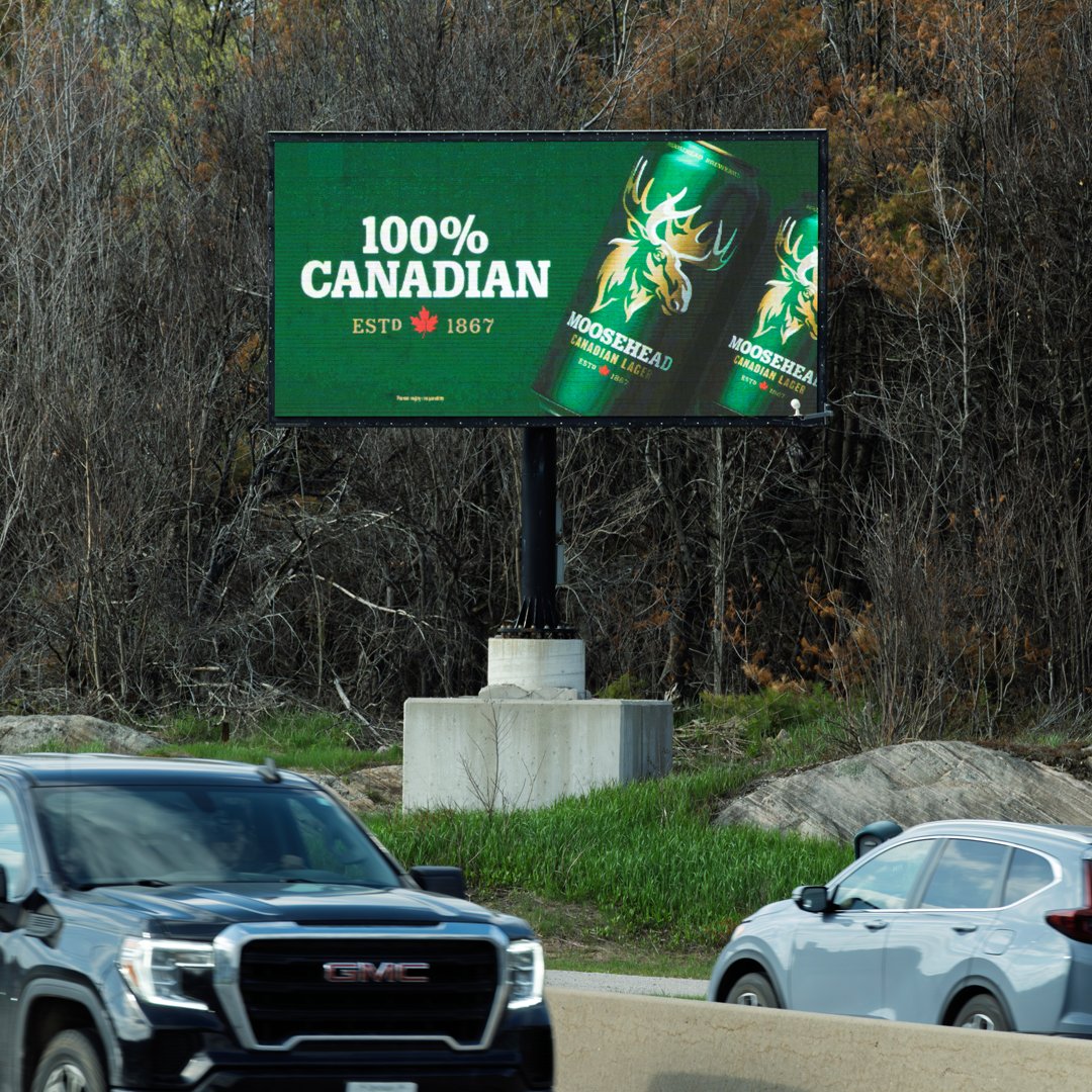 AbconMedia's tweet photo. Heading north this weekend? 🌲🚘 We’ve officially taken over cottage country with our latest digital billboard campaign for @Moosehead!

Spot the Canadianest beer ever on Hwy 400, Hwy 11, and in Huntsville. Crack a cold one! 🇨🇦🍻 #Muskoka #DOOH https://t.co/jk3uzoNes1