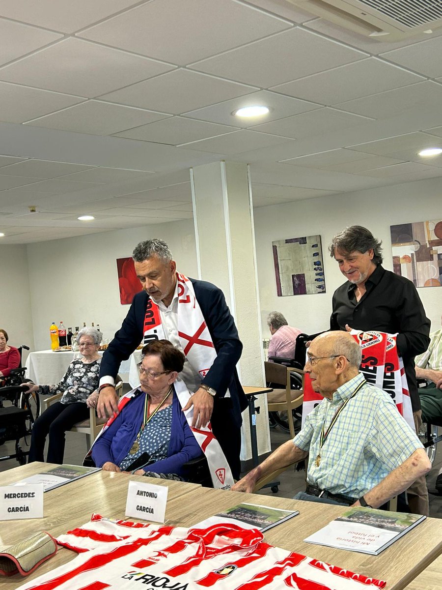 FEAFV's tweet photo. 🔐⚽️👥 La visita del Alcalde de @AytoLogrono Conrado Escobar y el exjugador @RaulRuizBenito echan el cierre al #TallerFutbolReminiscencia en #Bouco #LasGaunas👵👴 realizado por los Veteranos @cdlogrones🇦🇹
🫂 Amigos para siempre💖
#FutbolContraElOlvido #FEAFV & @FundacionLaLiga https://t.co/1UXuLZxSq1