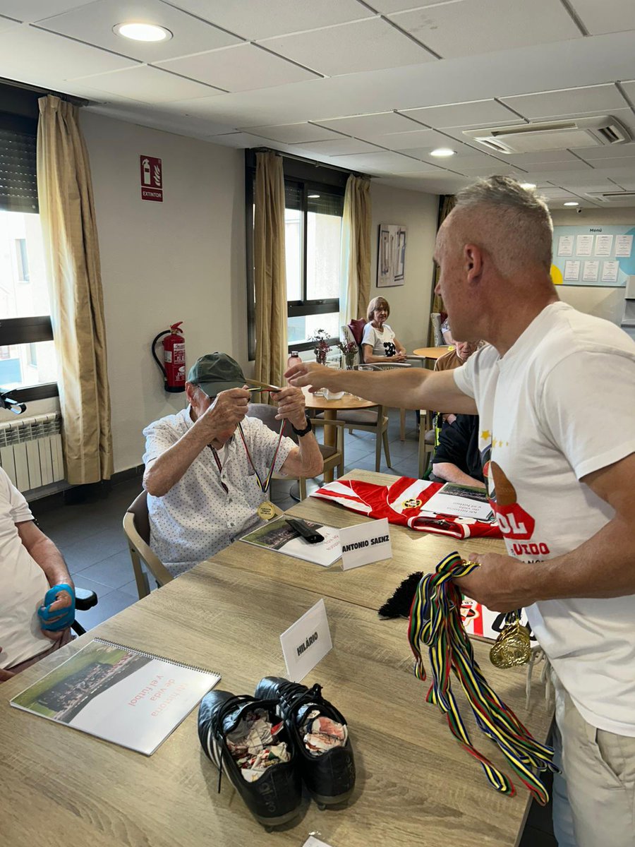 FEAFV's tweet photo. 🔐⚽️👥 La visita del Alcalde de @AytoLogrono Conrado Escobar y el exjugador @RaulRuizBenito echan el cierre al #TallerFutbolReminiscencia en #Bouco #LasGaunas👵👴 realizado por los Veteranos @cdlogrones🇦🇹
🫂 Amigos para siempre💖
#FutbolContraElOlvido #FEAFV & @FundacionLaLiga https://t.co/1UXuLZxSq1