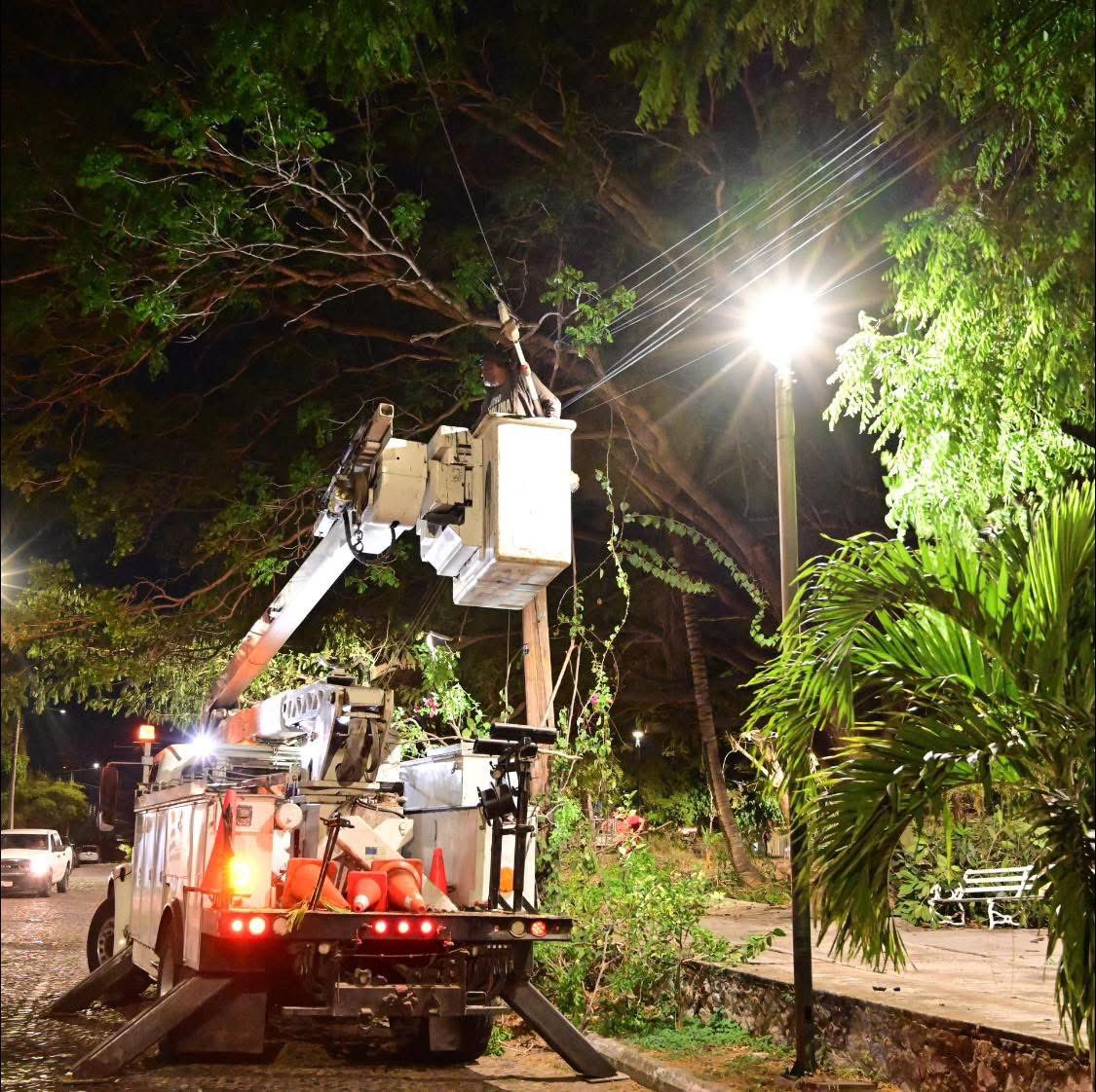 ColimaMunicipio's tweet photo. Más luz, más tranquilidad y más resultados que sí se notan 💡✅

En la colonia Jardines Vista Hermosa 3, el presidente Riult Rivera encabezó otro #PatrullajeNocturno, atendiendo reportes ciudadanos, realizando poda para liberar luminarias y fortaleciendo el alumbrado público. https://t.co/xrD07BVRmc
