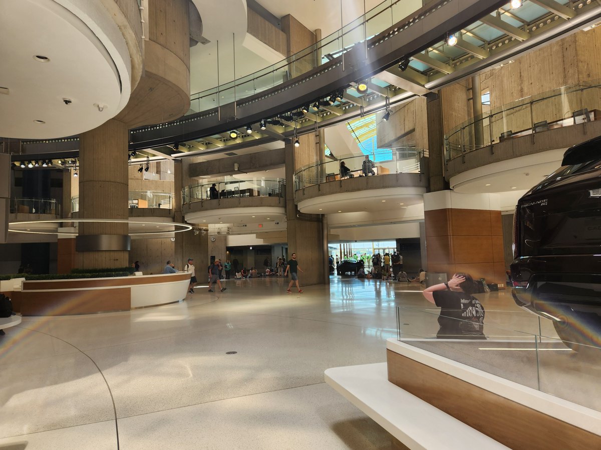 42_brt's tweet photo. GM has reopened the RenCen to the public for the Grand Prix this weekend - for the first time since they moved out in January.

And likely for the last time. https://t.co/35fQJRQBfq