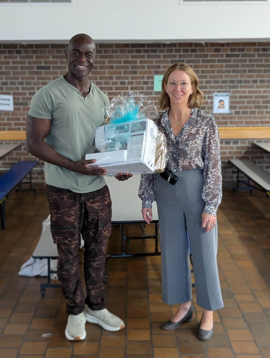 OriginalRoland's tweet photo. Spreading the love of sewing with a machine donation to our friends at @tdsb_TheElmsJMS Thanks for having us 🙏🏿
@tdsb #sewingstudioclasses https://t.co/GssyYylvmz
