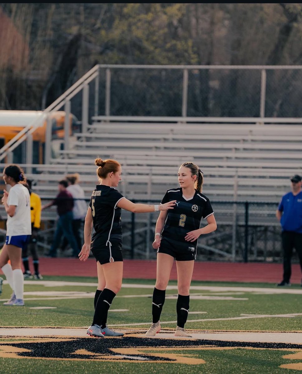 Jaycie260679's tweet photo. pics in action! Gonna miss you junior season. 

#uncomitted #cm #F #5 #2027 https://t.co/8CS94iUhM7