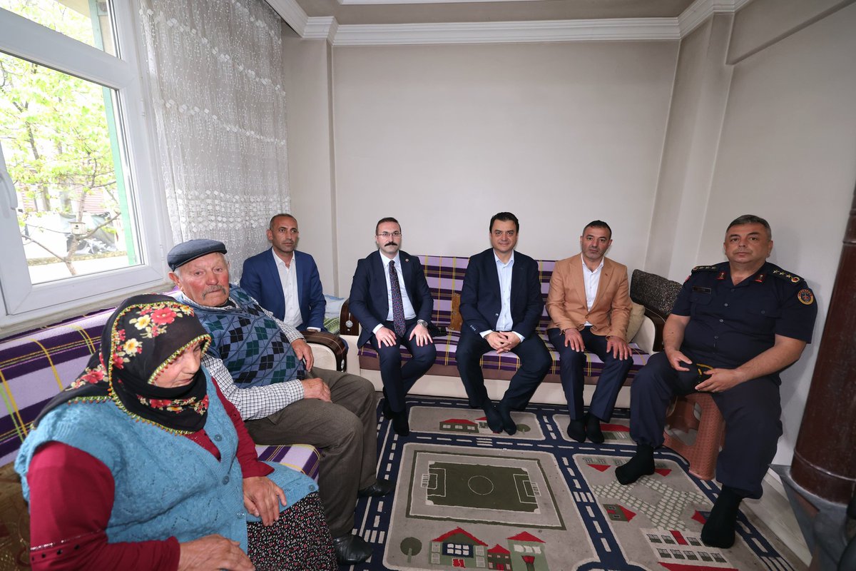 tokatvaliligi's tweet photo. Valimiz Abdullah Köklü, Kurban Bayramı münasebetiyle Şehidimiz Jandarma Er Cengiz Murat’ın kıymetli ailesini ziyaret etti.

Valimiz, şehidimizin kıymetli ailesinin Kurban Bayramı’nı kutlarken vatan uğruna canlarını feda eden tüm şehitlerimize Allah’tan rahmet diledi.

📍Yolüstü / Reşadiye