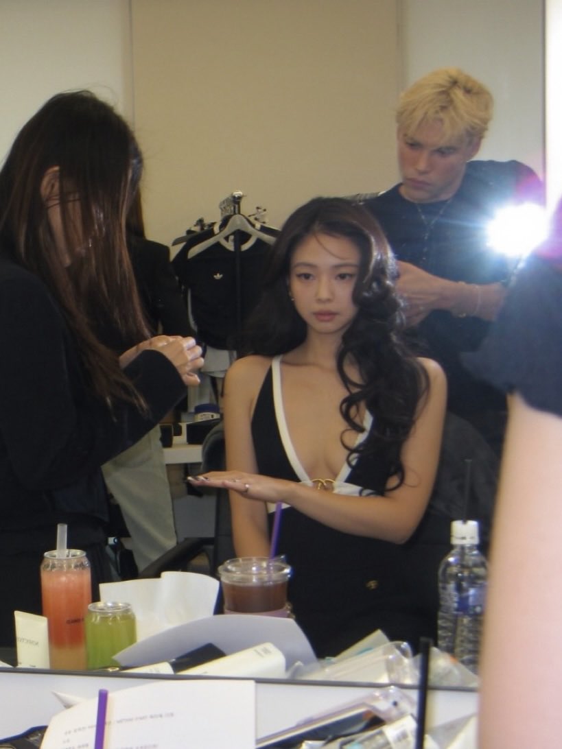 DC 제니 갤러리 tweet media