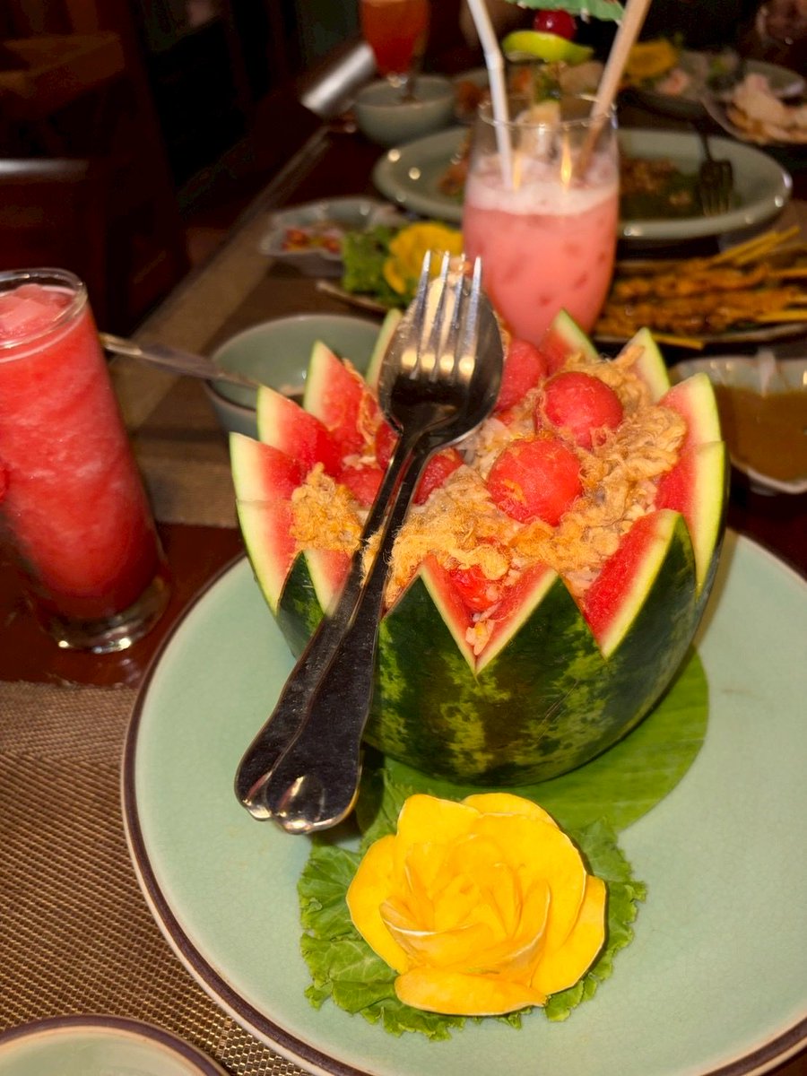 sally_amaki's tweet photo. vlog撮ってたんだけど、アップした後だとタイ🇹🇭に来てくれてるみんなが食べれないと思って！

取り急ぎ！
今日食べに行ったここ美味しかったよ❤️
スイカチャーハン🍉美味しかった♡ https://t.co/Ymodws8wVL