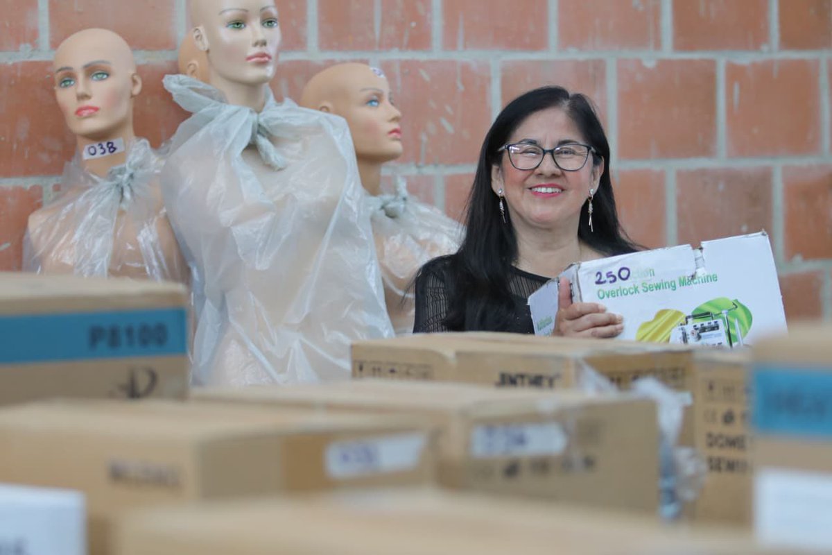FNDCol's tweet photo. La @GobCauca dio inicio a la entrega de herramientas y equipos industriales destinados a fortalecer a más de 1.000 emprendedores, operadores turísticos y mineros de subsistencia de la región. En esta primera fase, se beneficiaron más de 310 unidades productivas de las subregiones Centro, Occidente y Macizo, abriendo nuevas oportunidades de crecimiento y competitividad para hombres y mujeres que dinamizan la economía local. #TodosSomosRegión